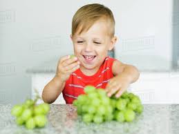 menino_come_uvas.jpg